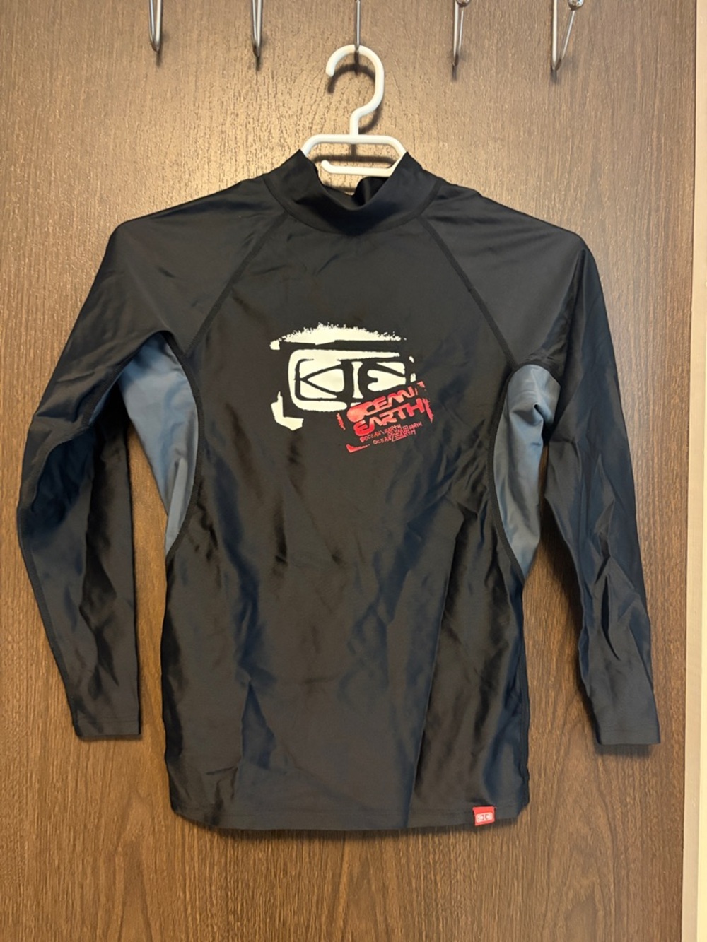 Ocean Earth Black & Gray Long-Sleeve Swim Rash Guard